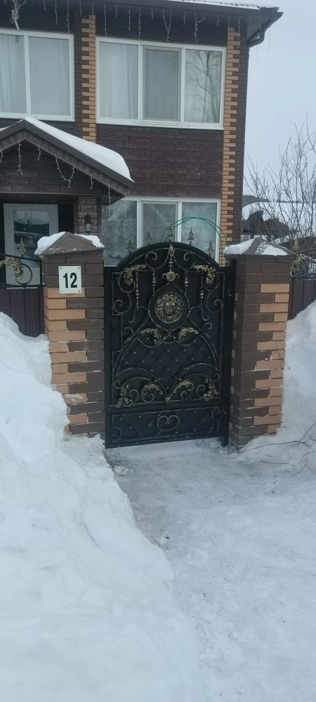 Кованая калитка с львиной маской